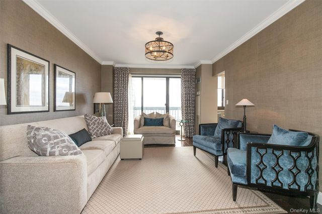 269-10 GRAND CENTRAL Parkway 21-E, Floral Park, NY 11005