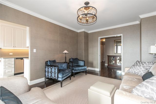 269-10 GRAND CENTRAL Parkway 21-E, Floral Park, NY 11005