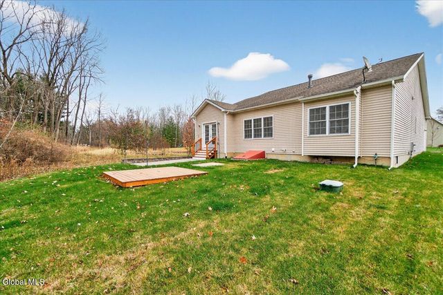 18 Lakepointe Way, Stillwater, NY 12866