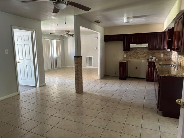 930 S Utah Street, La Porte, TX 77571