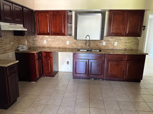 930 S Utah Street, La Porte, TX 77571