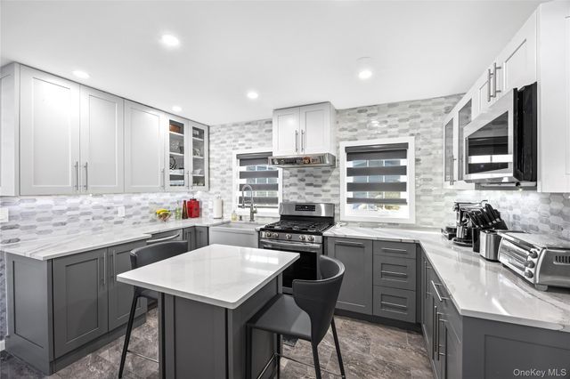 43 Wildflower Lane, Wantagh, NY 11793