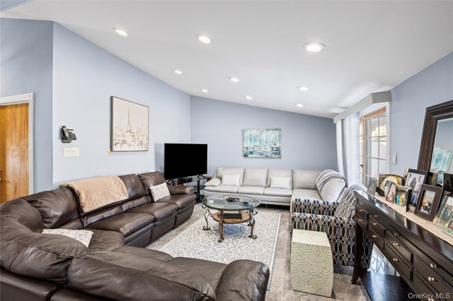 43 Wildflower Lane, Wantagh, NY 11793