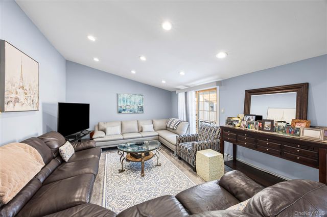 43 Wildflower Lane, Wantagh, NY 11793