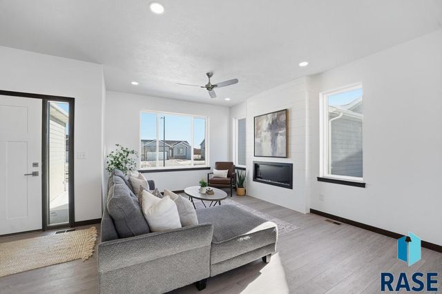 213 Plainside Ave Avenue, Harrisburg, SD 57032