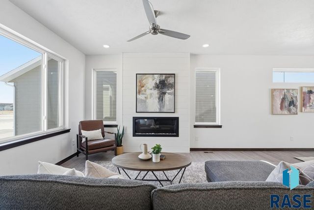 213 Plainside Ave Avenue, Harrisburg, SD 57032