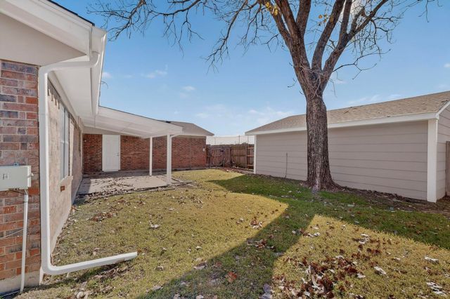 2134 Wellington Drive, Grand Prairie, TX 75051