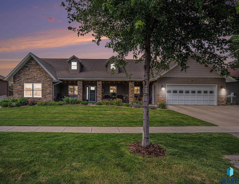 504 Shamrock Dr, Hartford, SD 57033