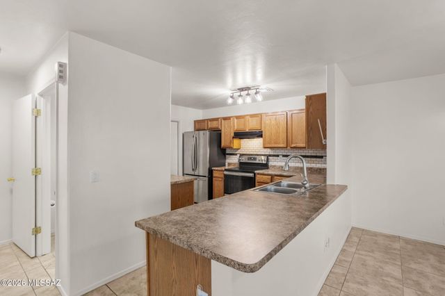 2067 W Silver Grass Place, Tucson, AZ 85745