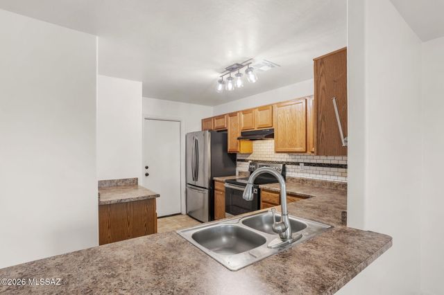2067 W Silver Grass Place, Tucson, AZ 85745