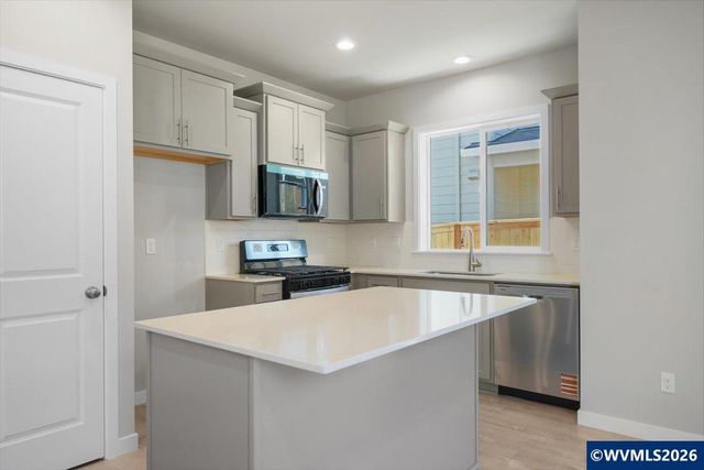 7426 SE Berg Dr, Corvallis, OR 97330