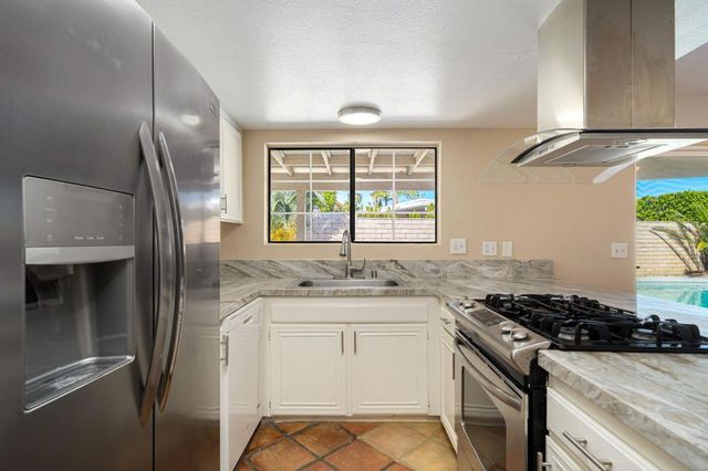 1374 E Madero Circle, Palm Springs, CA 92262