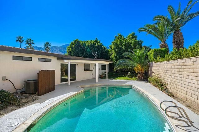 1374 E Madero Circle, Palm Springs, CA 92262