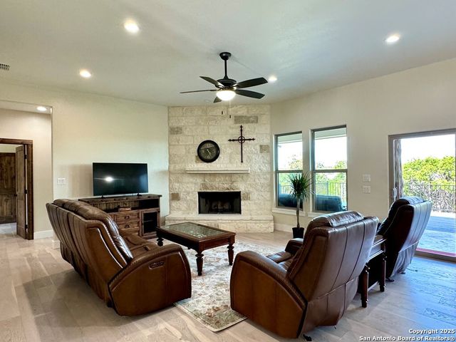 120 Sam Houston, Kerrville, TX 78028