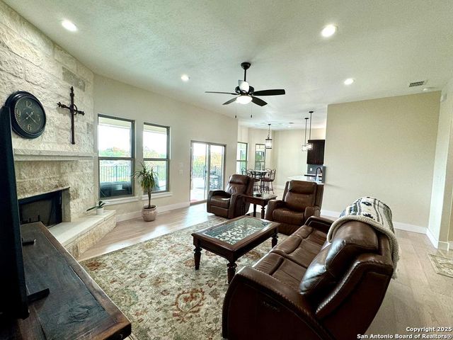 120 Sam Houston, Kerrville, TX 78028