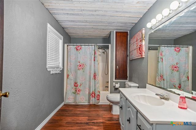 363 Kolle Street, Inez, TX 77968