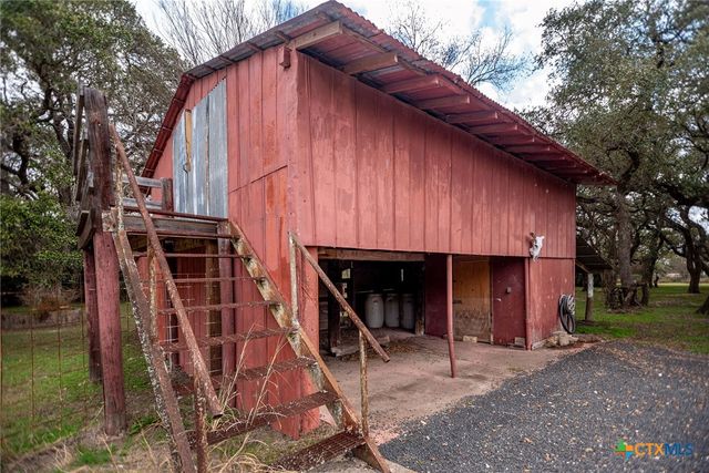 363 Kolle Street, Inez, TX 77968