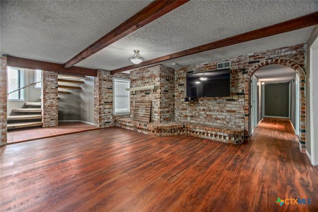 363 Kolle Street, Inez, TX 77968