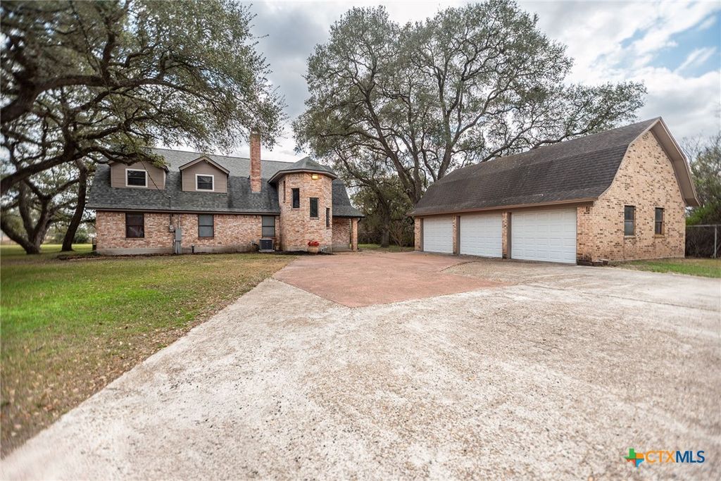 363 Kolle Street, Inez, TX 77968