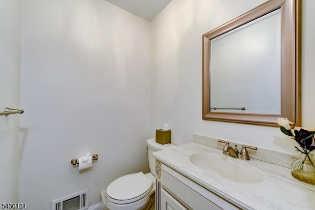 445 Brookview Ct, Branchburg Twp., NJ 08876