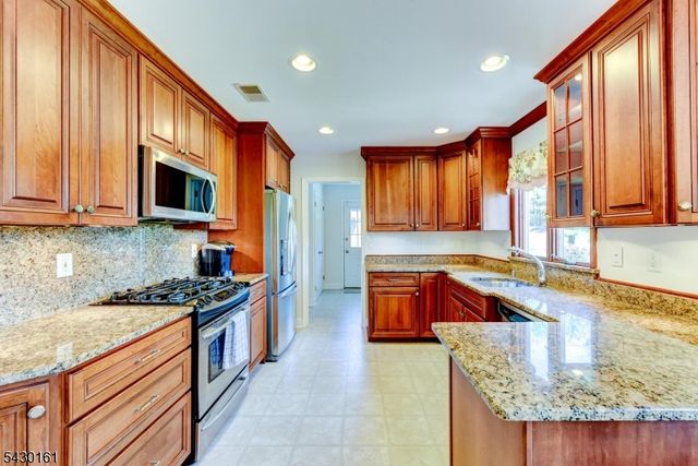 445 Brookview Ct, Branchburg Twp., NJ 08876