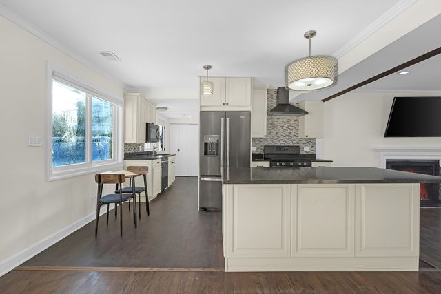 3225 Illinois Road, Wilmette, IL 60091