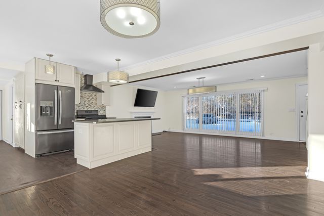 3225 Illinois Road, Wilmette, IL 60091