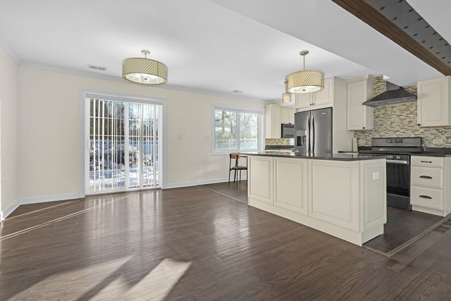 3225 Illinois Road, Wilmette, IL 60091