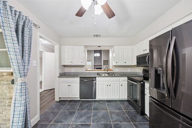 207 E Harwood Road 14, Euless, TX 76039