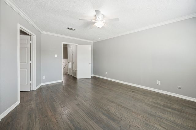 207 E Harwood Road 14, Euless, TX 76039