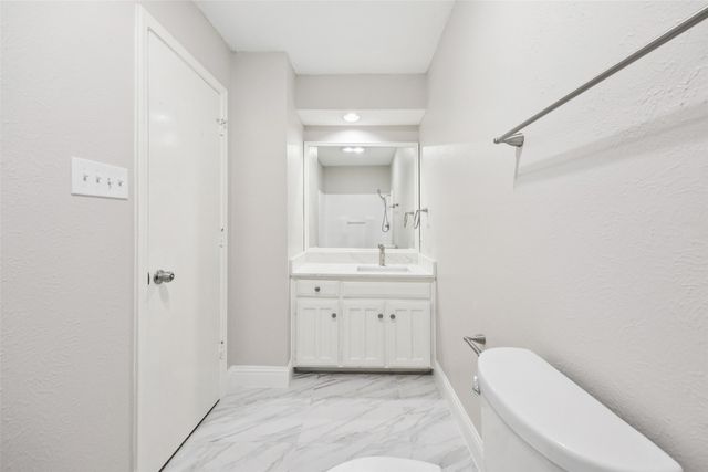 207 E Harwood Road 14, Euless, TX 76039