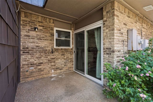 207 E Harwood Road 14, Euless, TX 76039