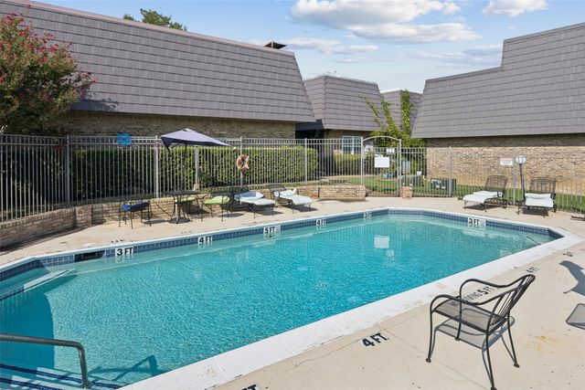 207 E Harwood Road 14, Euless, TX 76039