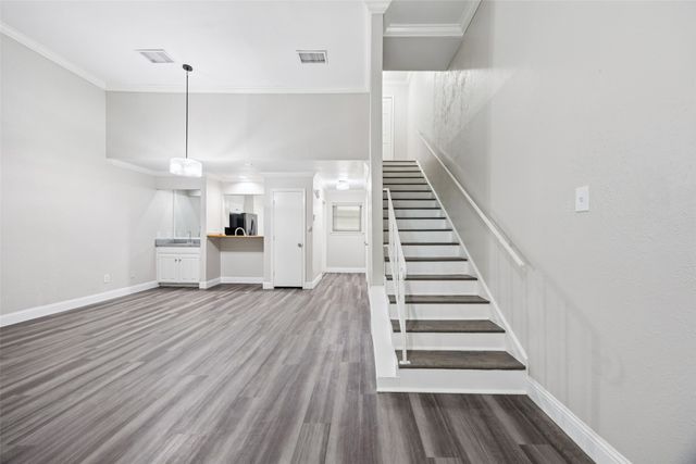 207 E Harwood Road 14, Euless, TX 76039