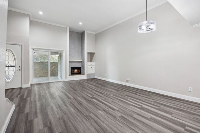 207 E Harwood Road 14, Euless, TX 76039