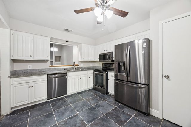207 E Harwood Road 14, Euless, TX 76039