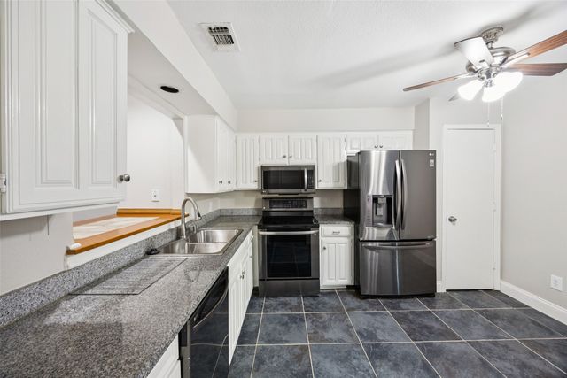 207 E Harwood Road 14, Euless, TX 76039