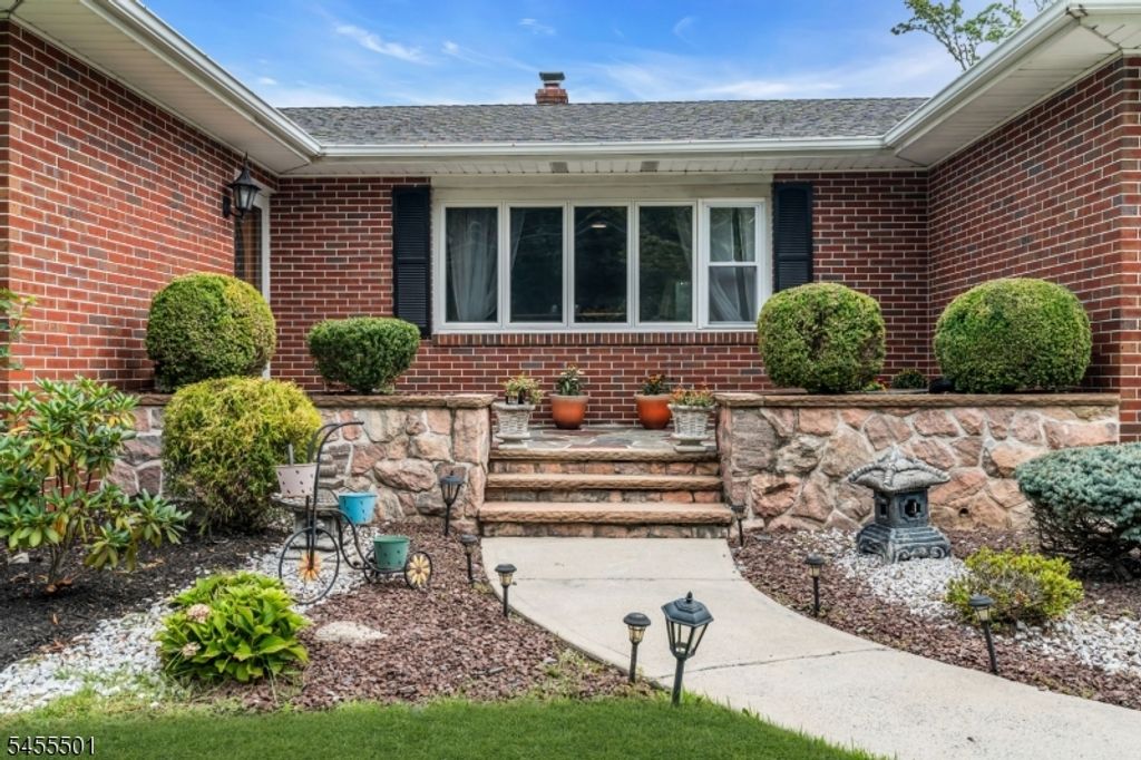 158 Hardenburg Ln, East Brunswick Twp., NJ 08816 — photo 2