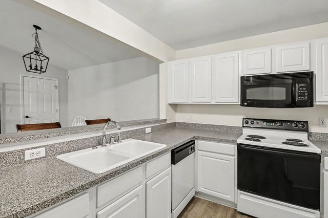 52328 Heatherstone Avenue, Macomb Twp, MI 48042