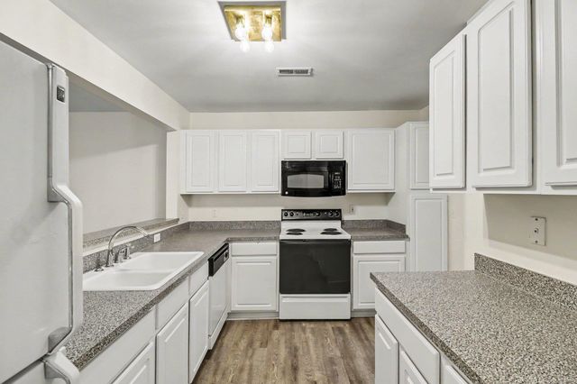 52328 Heatherstone Avenue, Macomb Twp, MI 48042