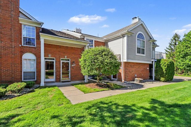 52328 Heatherstone Avenue, Macomb Twp, MI 48042