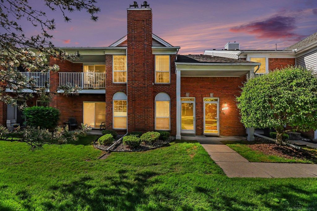 52328 Heatherstone Avenue, Macomb Twp, MI 48042