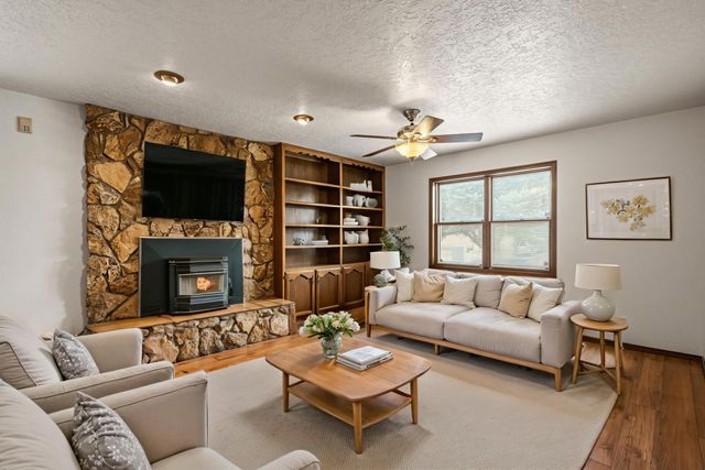 5801 Flor Del Rey NW, Albuquerque, NM 87120