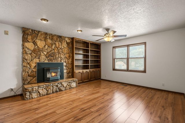 5801 Flor Del Rey NW, Albuquerque, NM 87120