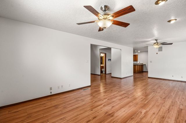 5801 Flor Del Rey NW, Albuquerque, NM 87120