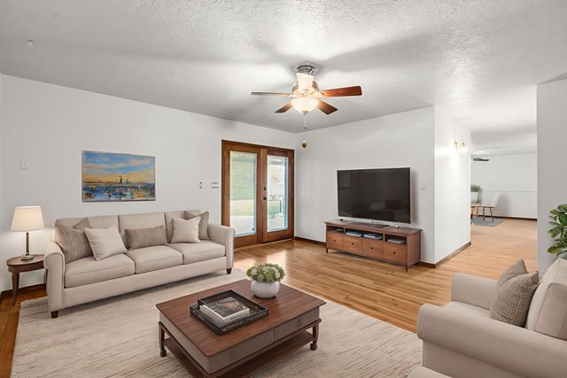 5801 Flor Del Rey NW, Albuquerque, NM 87120