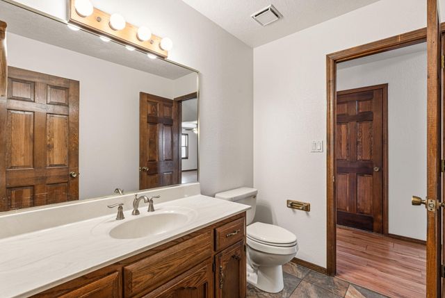 5801 Flor Del Rey NW, Albuquerque, NM 87120