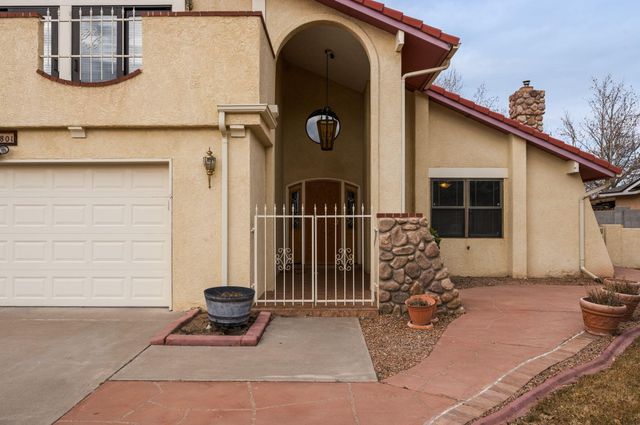 5801 Flor Del Rey NW, Albuquerque, NM 87120