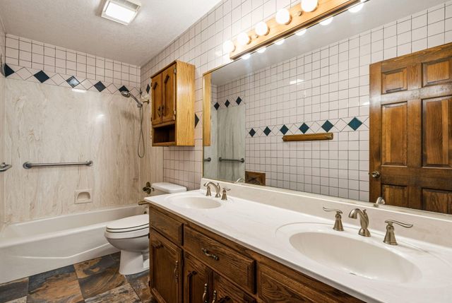 5801 Flor Del Rey NW, Albuquerque, NM 87120