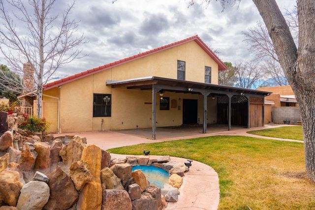 5801 Flor Del Rey NW, Albuquerque, NM 87120